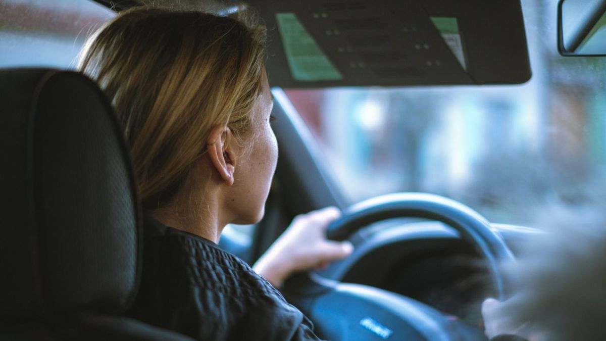 Conductrice. // Source : Unsplash/Jan Baborák (image recadrée) Conductrice. // Source : Unsplash/Jan Baborák (image recadrée)