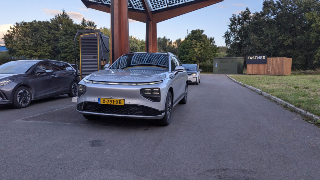 Xpeng G9 chez Fastned // Source : Raphaelle Baut pour Numerama Xpeng G9 chez Fastned // Source : Raphaelle Baut pour Numerama