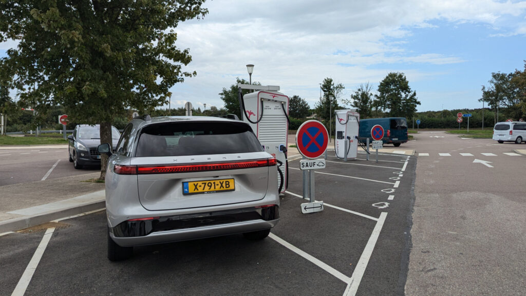 Xpeng G9 en recharge Ionity // Source : Raphaelle Baut pour Numerama Xpeng G9 en recharge Ionity // Source : Raphaelle Baut pour Numerama