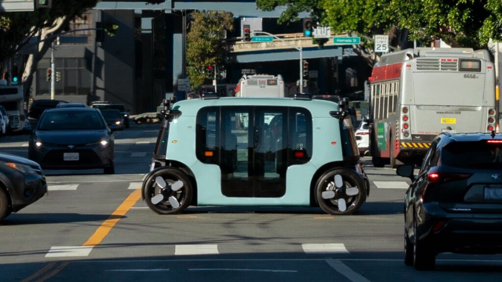 Photo d'un Zoox dans les rues de San Francisco. // Source : Zoox Photo d'un Zoox dans les rues de San Francisco. // Source : Zoox