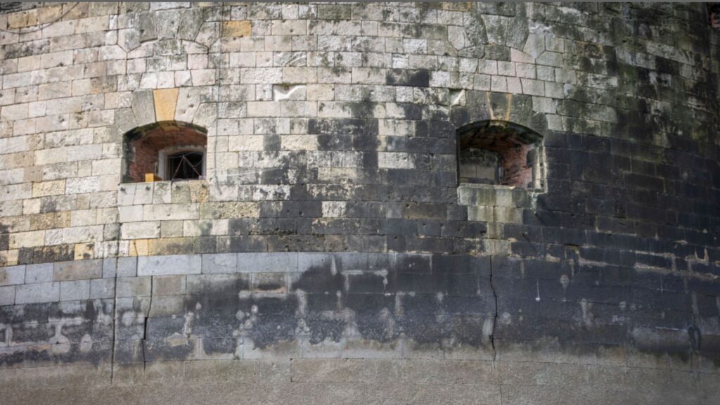 Fissurations dans les maçonneries du fort // Source : Sébastien Laval Fissurations dans les maçonneries du fort // Source : Sébastien Laval
