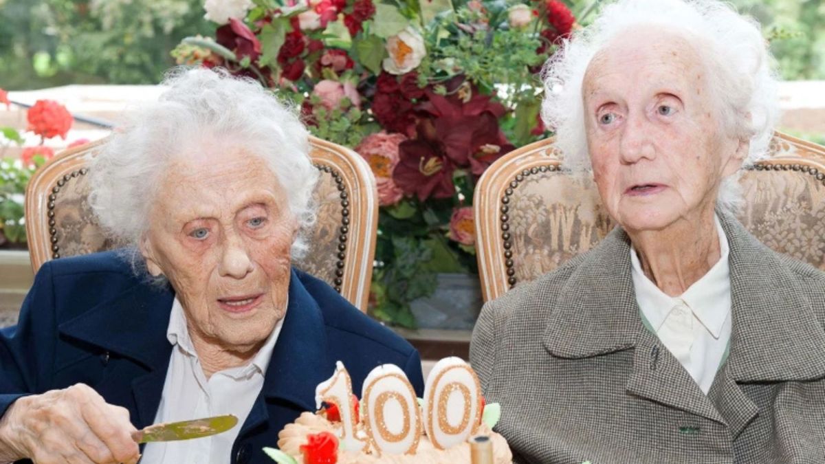 Les jumelles belges Marie Hendrix et Gabrielle Vaudremer célèbrent leur 100e anniversaire en 2010 // Source : Nature / Nicolas Lambert/BELGA/AFP via Getty Les jumelles belges Marie Hendrix et Gabrielle Vaudremer célèbrent leur 100e anniversaire en 2010 // Source : Nature / Nicolas Lambert/BELGA/AFP via Getty