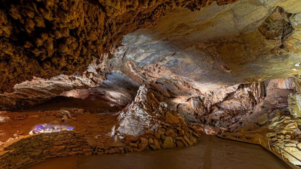 Grotte de Koněprusy sur le site de Zlatý kůň en République tchèque, où les explosions en 1950 ont conduit à la découverte des restes d'une femme qui a vécu il y a environ 45 000 ans. // Source : Martin Frouz Grotte de Koněprusy sur le site de Zlatý kůň en République tchèque, où les explosions en 1950 ont conduit à la découverte des restes d'une femme qui a vécu il y a environ 45 000 ans. // Source : Martin Frouz