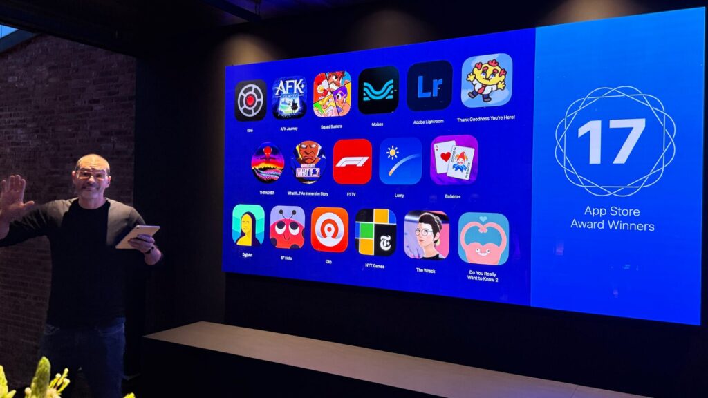 Les 17 gagnants des App Store 2024 selon Apple, avec ici Smokey Fontaine, le responsable éditorial de l'App Store. Les 17 gagnants des App Store 2024 selon Apple, avec ici Smokey Fontaine, le responsable éditorial de l'App Store.
