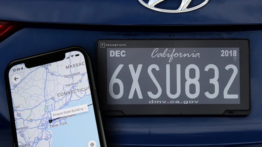 Les plaques d'immatriculation connectées sont vendues avec la promesse de suivre sa voiture à la trace. // Source : Ev's republic Les plaques d'immatriculation connectées sont vendues avec la promesse de suivre sa voiture à la trace. // Source : Ev's republic