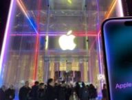 L'Apple Store de New York, aux couleurs d'Apple Intelligence et de l'iPhone 16. // Source : Numerama L'Apple Store de New York, aux couleurs d'Apple Intelligence et de l'iPhone 16. // Source : Numerama