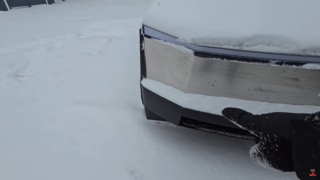 Mais où sont les phares du Cybertruck? Ils sont cachés ! // Source : Extrait vidéo Dirty Tesla Mais où sont les phares du Cybertruck? Ils sont cachés ! // Source : Extrait vidéo Dirty Tesla