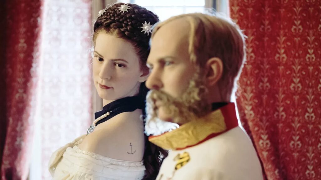 Le fameux tatouage de Sissi, ici en compagnie de François-Joseph, au musée Madame Tussauds de Vienne // Source : Madame Tussauds Vienna Le fameux tatouage de Sissi, ici en compagnie de François-Joseph, au musée Madame Tussauds de Vienne // Source : Madame Tussauds Vienna