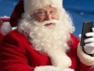 Le père Noël au téléphone, grâce à ChatGPT. // Source : Numerama, avec Grok Le père Noël au téléphone, grâce à ChatGPT. // Source : Numerama, avec Grok