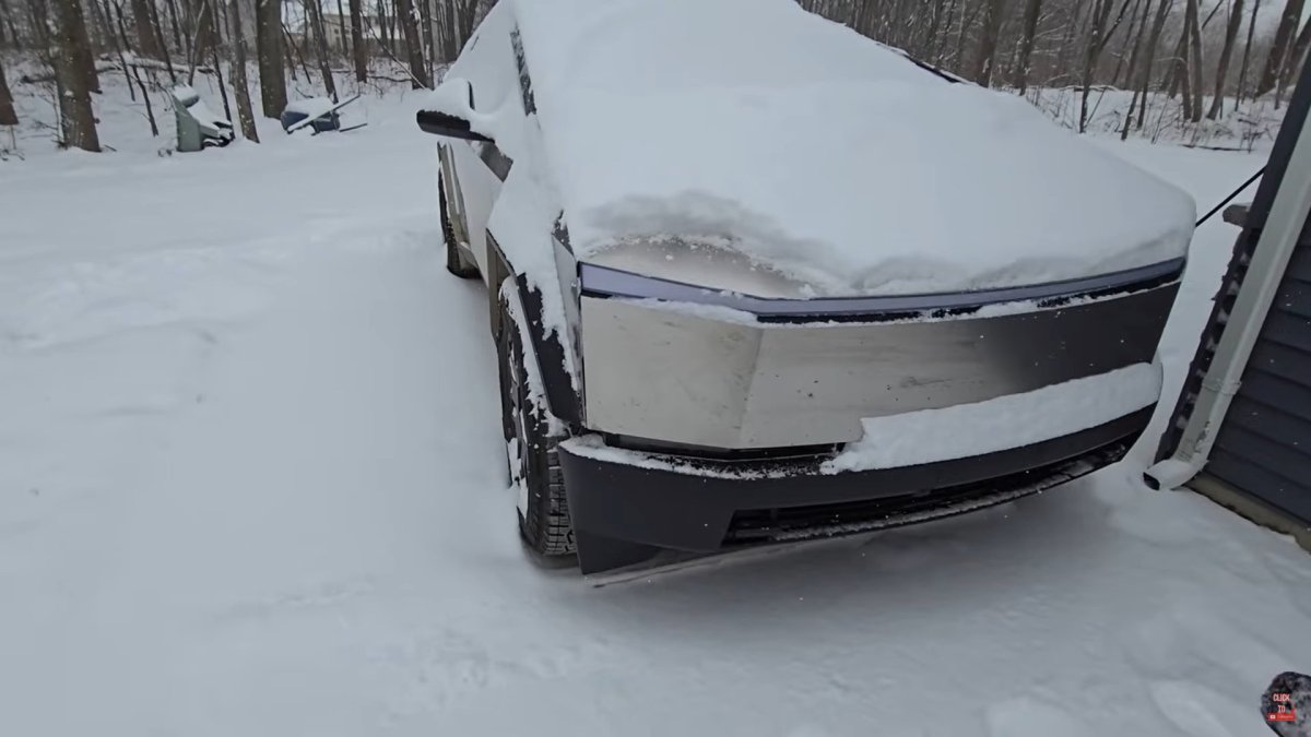La neige bloque les phares du Cybertruck // Source : Extrait vidéo Dirty Tesla La neige bloque les phares du Cybertruck // Source : Extrait vidéo Dirty Tesla