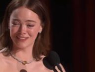 Emma Stone pleurant à la remise des Oscars // Source : Capture écran Youtube: Canal + Emma Stone pleurant à la remise des Oscars // Source : Capture écran Youtube: Canal +