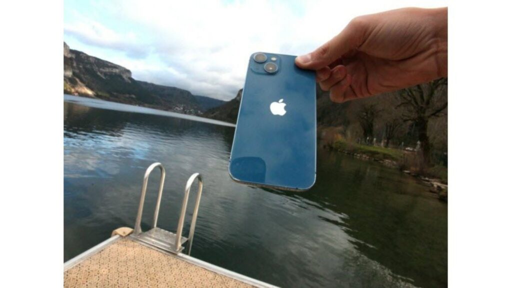 L'iPhone miraculé // Source : Antoine Delsart / Le Progrès L'iPhone miraculé // Source : Antoine Delsart / Le Progrès