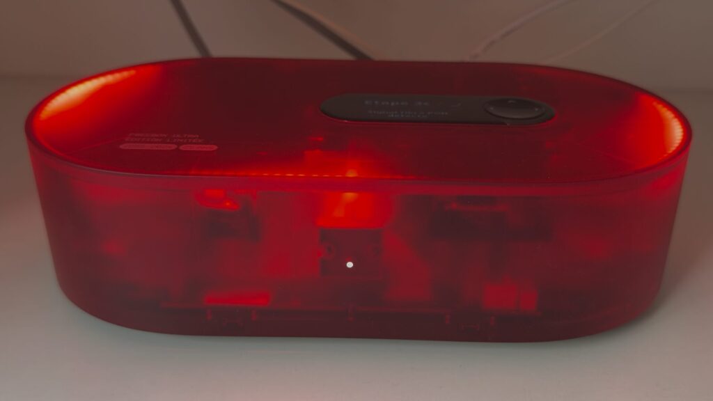 La Freebox Ultra rouge lors de son premier branchement. La Freebox Ultra rouge lors de son premier branchement.