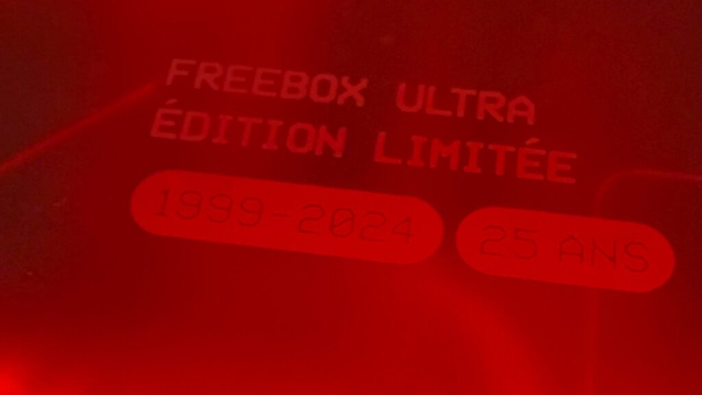 L'inscription spéciale 25 ans sur la Freebox Ultra rouge. L'inscription spéciale 25 ans sur la Freebox Ultra rouge.