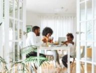 Une famille en train de petit déjeuner dans son salon Une famille en train de petit déjeuner dans son salon