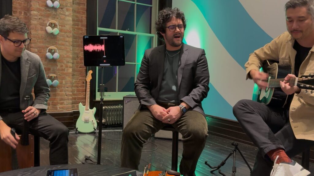 L'équipe derrière Moises a interprété un mini-concert pour nous montrer son application. Les instruments et voix ont été découpés en différentes pistes. L'équipe derrière Moises a interprété un mini-concert pour nous montrer son application. Les instruments et voix ont été découpés en différentes pistes.