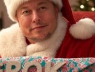 Elon Musk en père Noël avec un cadeau Grok. // Source : Numerama, avec Grok Elon Musk en père Noël avec un cadeau Grok. // Source : Numerama, avec Grok