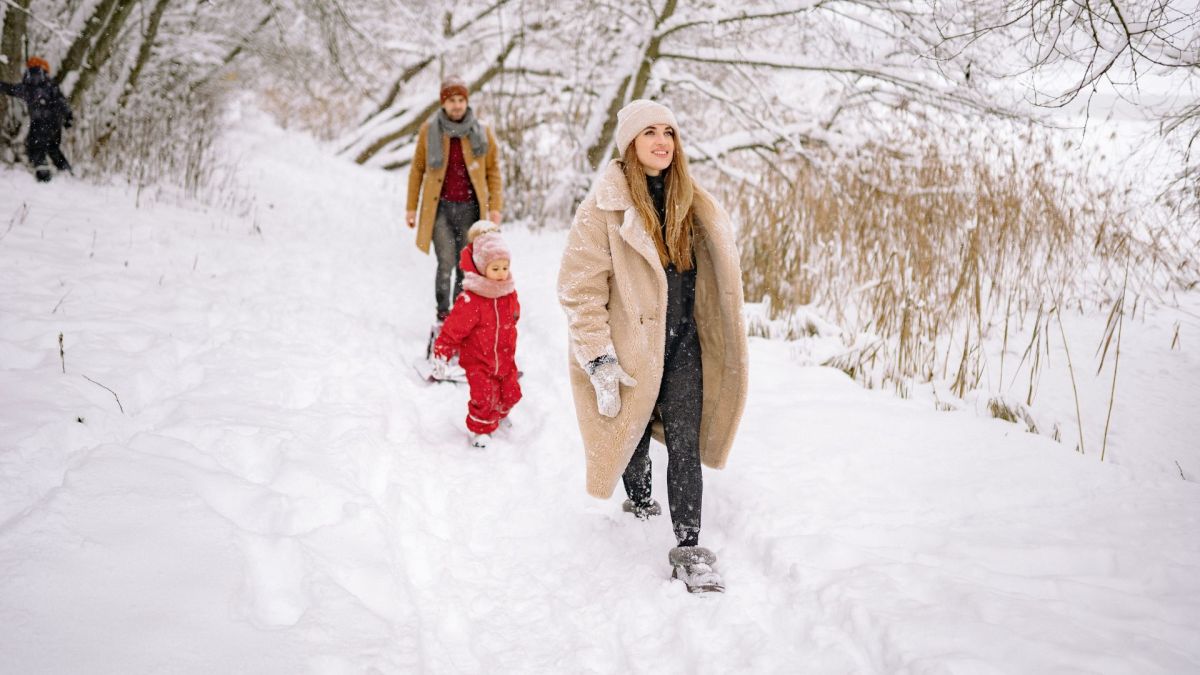 Famille dans la neige. // Source : Canva Famille dans la neige. // Source : Canva