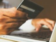 Personne utilisant une carte bancaire ne ligne // Source : rupixen /unsplash Personne utilisant une carte bancaire ne ligne // Source : rupixen /unsplash