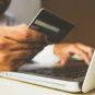 Personne utilisant une carte bancaire ne ligne // Source : rupixen /unsplash Personne utilisant une carte bancaire ne ligne // Source : rupixen /unsplash