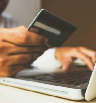 Personne utilisant une carte bancaire ne ligne // Source : rupixen /unsplash Personne utilisant une carte bancaire ne ligne // Source : rupixen /unsplash