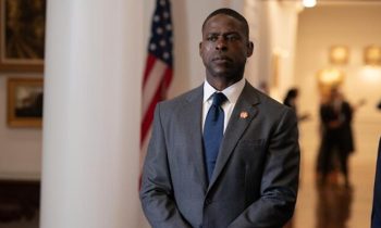 Le génial Sterling K. Brown dans Paradise // Source : Hulu Le génial Sterling K. Brown dans Paradise // Source : Hulu