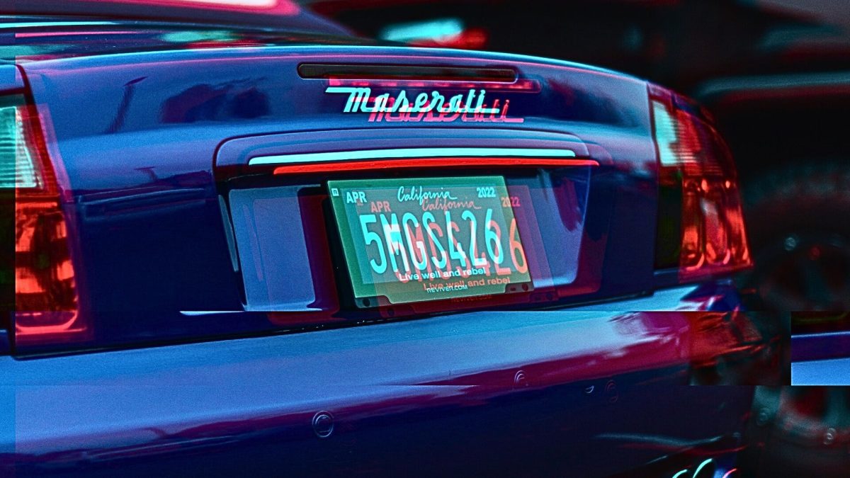 Les plaques d'immatriculation connectée sont déjà visibles sur les routes américaines. // Source : Newsweek Les plaques d'immatriculation connectée sont déjà visibles sur les routes américaines. // Source : Newsweek
