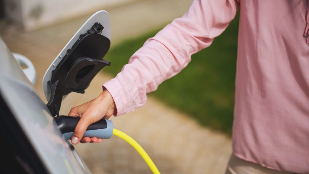 Les voitures électriques pourraient-elles être pénalisées par cette décision ? // Source : Canva (photo recadrée) Les voitures électriques pourraient-elles être pénalisées par cette décision ? // Source : Canva (photo recadrée)