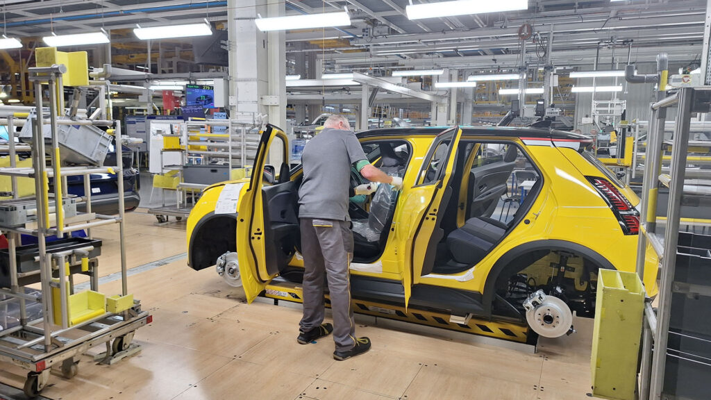 Dans l'usine de production de Renault 5 et Scénic // Source : DR Dans l'usine de production de Renault 5 et Scénic // Source : DR