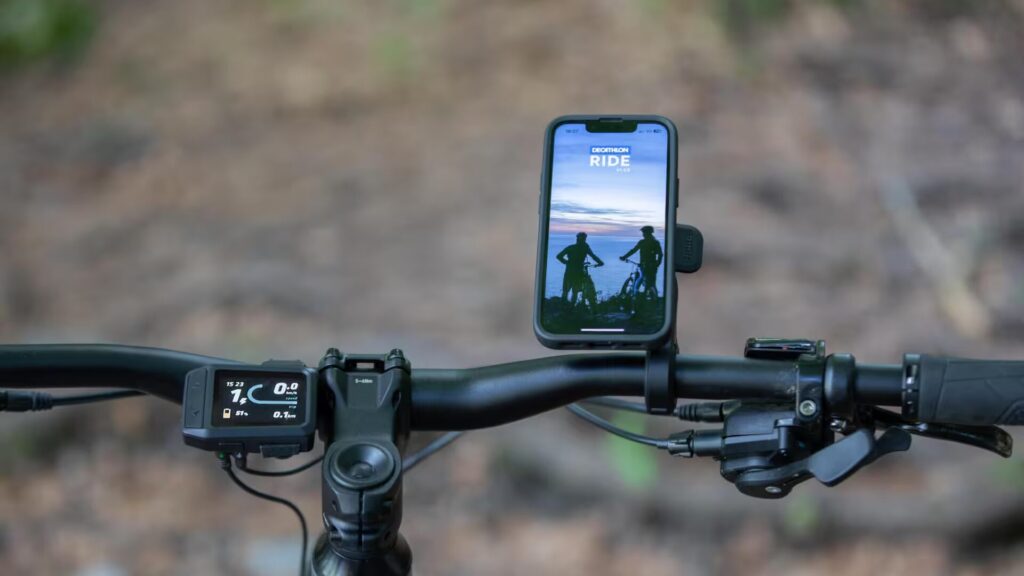 Le vélo s'accompagne d'un écran et d'une appli qui fournissent de nombreuses d'informations // Source : Décathlon Le vélo s'accompagne d'un écran et d'une appli qui fournissent de nombreuses d'informations // Source : Décathlon
