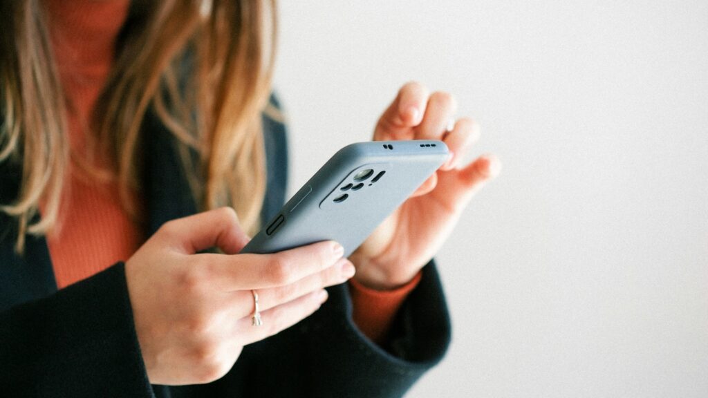 Une fois la sauvegarde achevée et vérifiée, place à la réinitialisation du smartphone pour effacer toutes ses données // Source : Ruan Richard Rodrigues via Unsplash Une fois la sauvegarde achevée et vérifiée, place à la réinitialisation du smartphone pour effacer toutes ses données // Source : Ruan Richard Rodrigues via Unsplash
