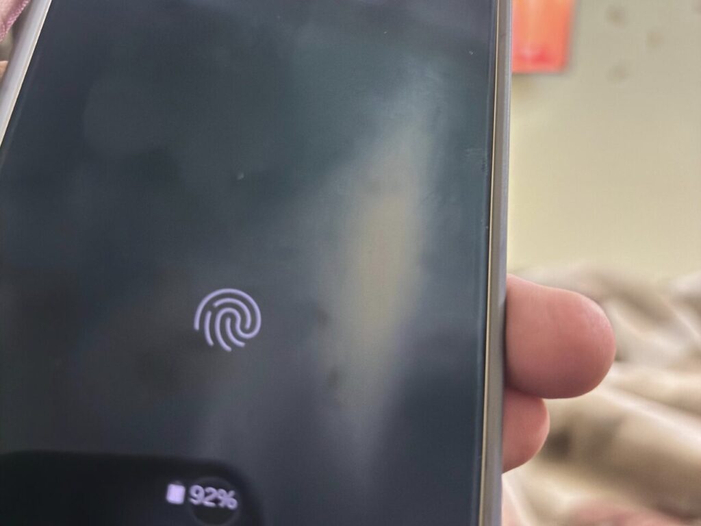 Une trace sur le revêtement du Galaxy S24 Ultra. Une trace sur le revêtement du Galaxy S24 Ultra.