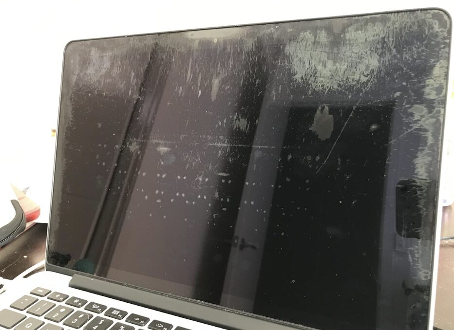 Le staingate sur un MacBook Pro. Le staingate sur un MacBook Pro.