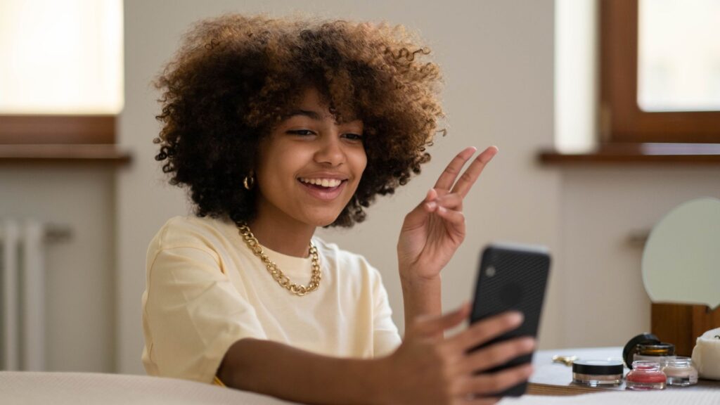Selfie avec un téléphone. // Source : Canva Selfie avec un téléphone. // Source : Canva
