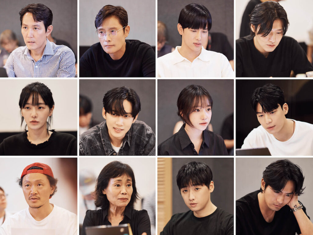 Première ligne: Lee Jung-jae, Lee Byung-hun, Yim Si-wan, Kang Ha-neul. Deuxième ligne: Park Gyu-young, Park Sung-hoon, Jo Yu-ri, Wi Ha-jun. Troisième ligne: Yang Dong-geun, Kang Ae-sim, Lee David and Lee Jin-uk. // Source : Netflix Première ligne: Lee Jung-jae, Lee Byung-hun, Yim Si-wan, Kang Ha-neul. Deuxième ligne: Park Gyu-young, Park Sung-hoon, Jo Yu-ri, Wi Ha-jun. Troisième ligne: Yang Dong-geun, Kang Ae-sim, Lee David and Lee Jin-uk. // Source : Netflix