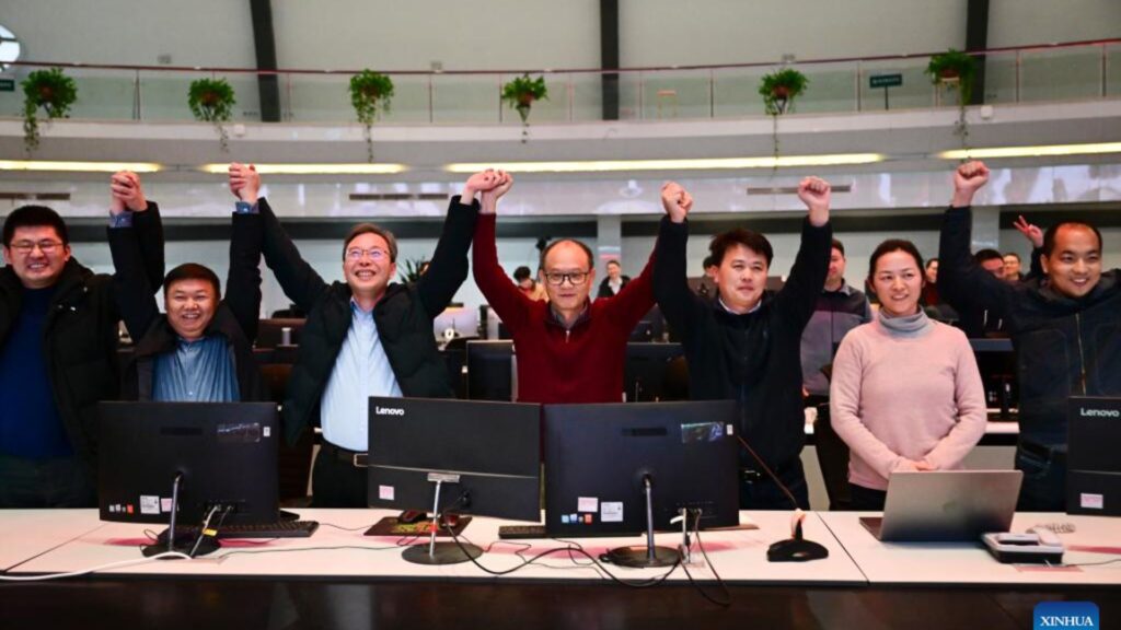 Gong Xianzu (4e G), chef de division de l'Experimental Advanced Superconducting Tokamak (EAST) Physics and Experimental Operations, et d'autres membres de l'équipe célèbrent le succès d'une expérience à Hefei // Source : Xinhua/Zhou Mu Gong Xianzu (4e G), chef de division de l'Experimental Advanced Superconducting Tokamak (EAST) Physics and Experimental Operations, et d'autres membres de l'équipe célèbrent le succès d'une expérience à Hefei // Source : Xinhua/Zhou Mu