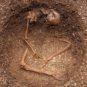Inhumation d’un individu assis, détail de l’affaissement du haut du corps. // Source : Christophe Fouquin, Inrap Inhumation d’un individu assis, détail de l’affaissement du haut du corps. // Source : Christophe Fouquin, Inrap