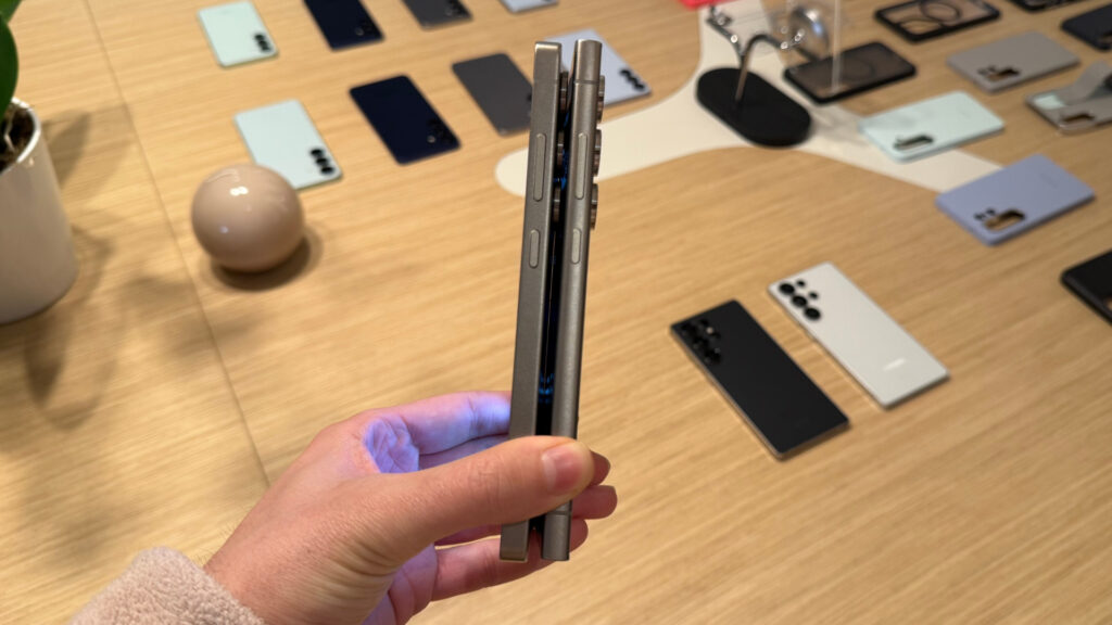La principale différence entre le S25 Ultra et le S24 Ultra concerne les bordures, qui sont désormais plates. Samsung reprend ainsi le style des Galaxy S normaux, après avoir longtemps réservé le style Galaxy Note au modèle Ultra. // Source : Numerama La principale différence entre le S25 Ultra et le S24 Ultra concerne les bordures, qui sont désormais plates. Samsung reprend ainsi le style des Galaxy S normaux, après avoir longtemps réservé le style Galaxy Note au modèle Ultra. // Source : Numerama