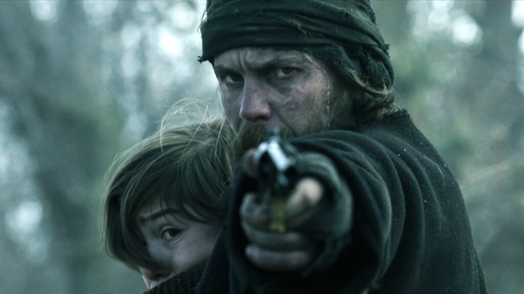 Taylor Kitsch dans À l'aube de l'Amérique // Source : Netflix Taylor Kitsch dans À l'aube de l'Amérique // Source : Netflix