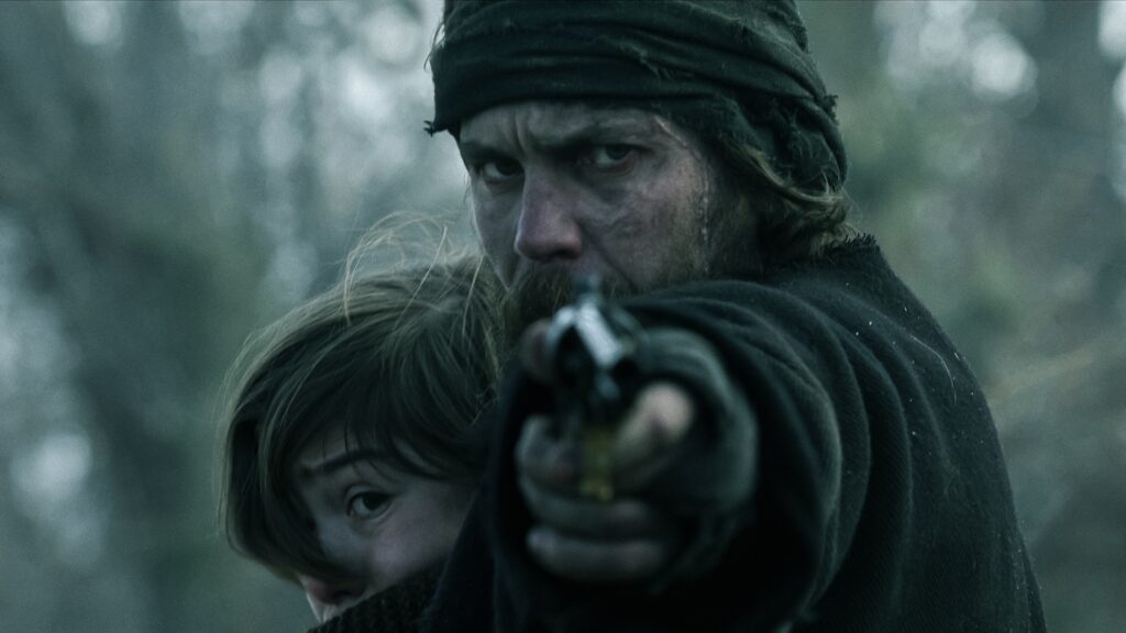 Taylor Kitsch dans À l'aube de l'Amérique // Source : Netflix Taylor Kitsch dans À l'aube de l'Amérique // Source : Netflix