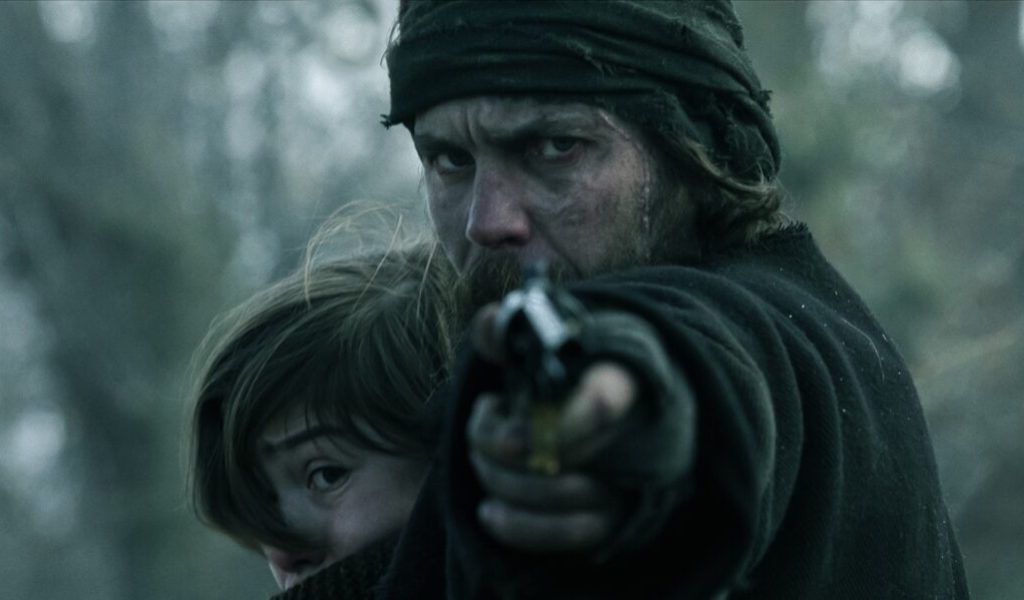 Taylor Kitsch dans À l'aube de l'Amérique // Source : Netflix Taylor Kitsch dans À l'aube de l'Amérique // Source : Netflix