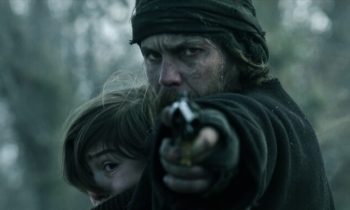 Taylor Kitsch dans À l'aube de l'Amérique // Source : Netflix Taylor Kitsch dans À l'aube de l'Amérique // Source : Netflix