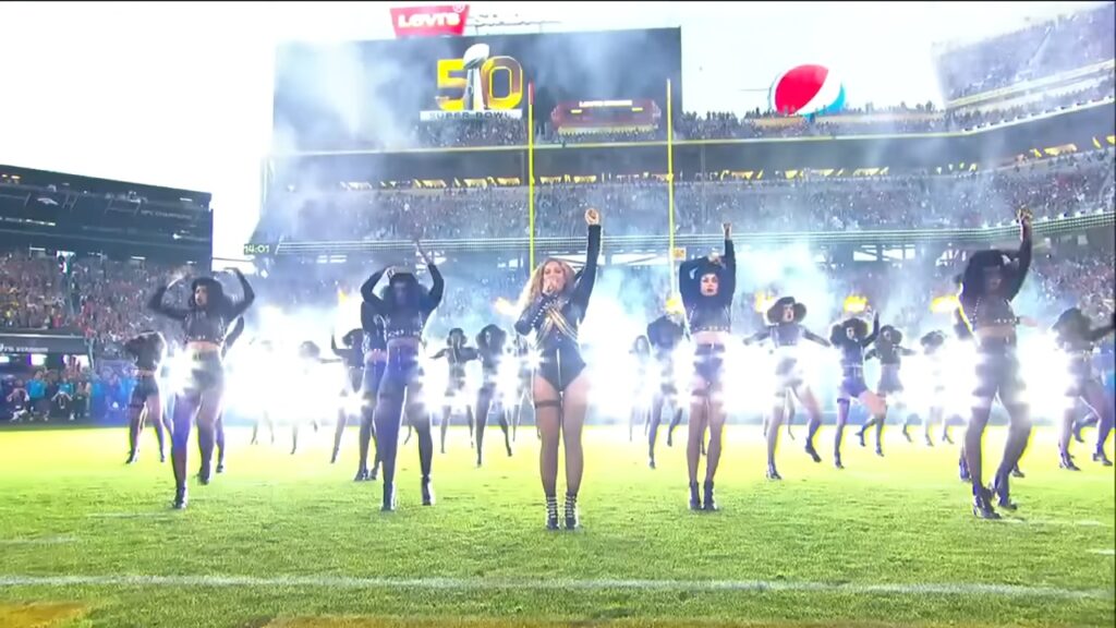 Beyoncé lors du Super Bowl 2016 // Source : NFL via YouTube Beyoncé lors du Super Bowl 2016 // Source : NFL via YouTube