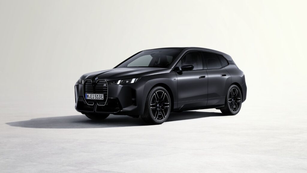 Le BMW iX restylé en version M70 xDrive (2025) // Source : BMW Le BMW iX restylé en version M70 xDrive (2025) // Source : BMW
