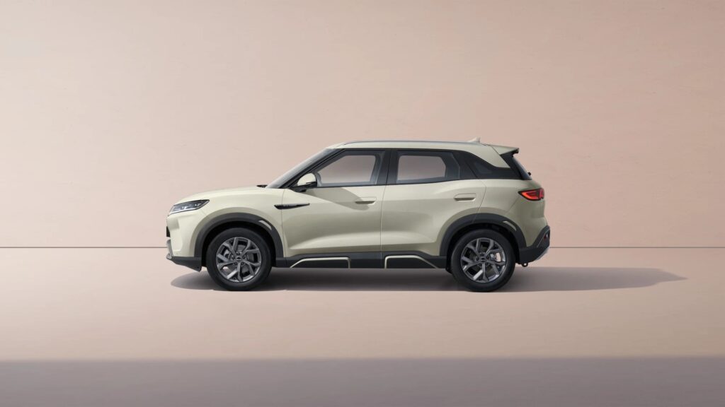 En termes de dimensions, le BYD Atto 2 est proche d'un Peugeot e-2008. // Source : BYD En termes de dimensions, le BYD Atto 2 est proche d'un Peugeot e-2008. // Source : BYD