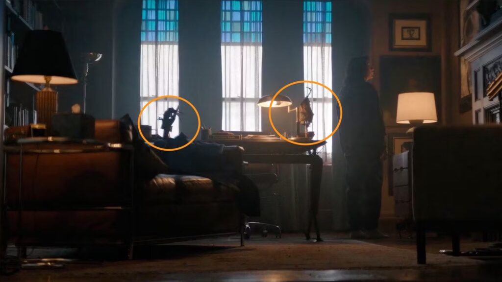 Un costume L'Épouvantail dans le bureau de Julian Ross // Source : HBO (via ScreenRant) Un costume L'Épouvantail dans le bureau de Julian Ross // Source : HBO (via ScreenRant)