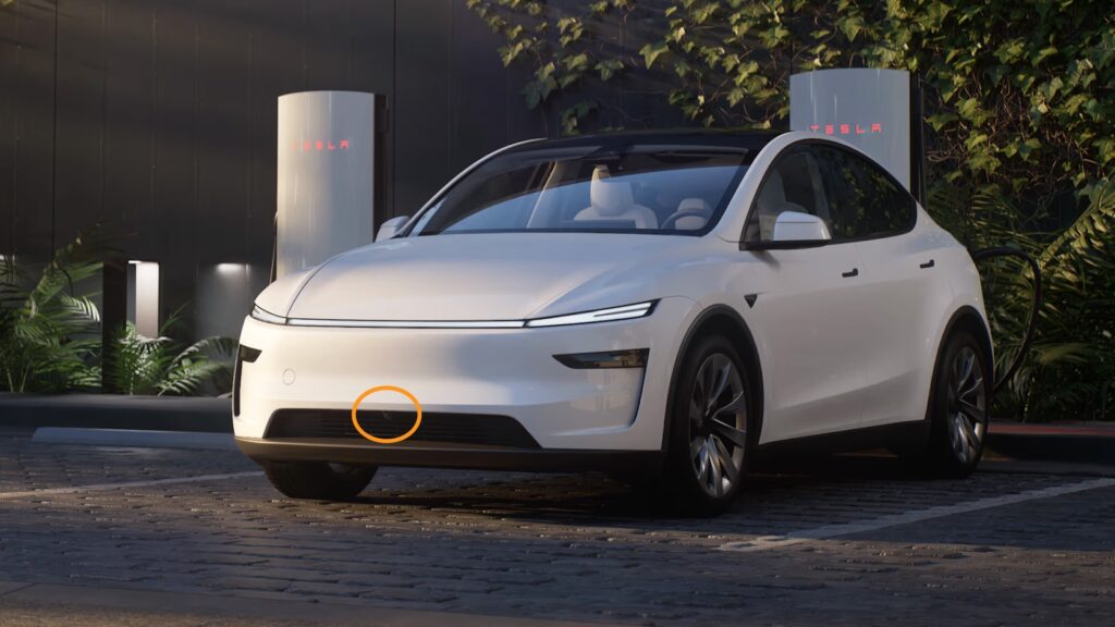 Une caméra sur le pare-choc avant du Model Y 2025 // Source : Tesla Une caméra sur le pare-choc avant du Model Y 2025 // Source : Tesla