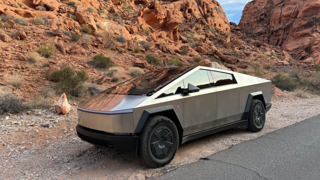 Le Tesla Cybertruck dans le désert de Death Valley. // Source : Numerama Le Tesla Cybertruck dans le désert de Death Valley. // Source : Numerama