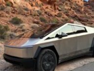 Le Tesla Cybertruck dans le désert de Death Valley. // Source : Numerama Le Tesla Cybertruck dans le désert de Death Valley. // Source : Numerama