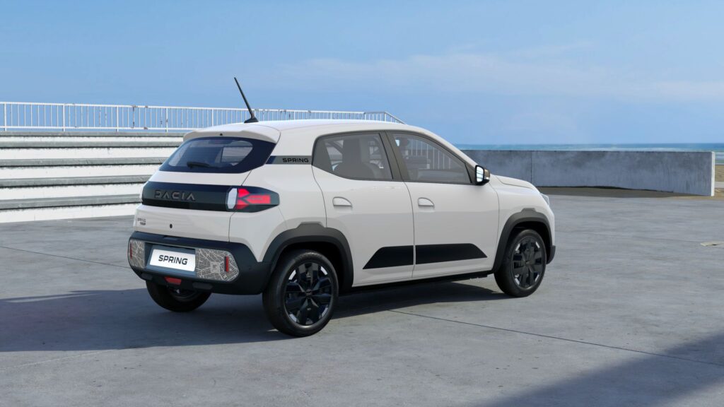 Comme son nom l'indique, la Dacia Spring 45 va "à l'essentiel". // Source : Dacia // Source : Dacia Comme son nom l'indique, la Dacia Spring 45 va "à l'essentiel". // Source : Dacia // Source : Dacia